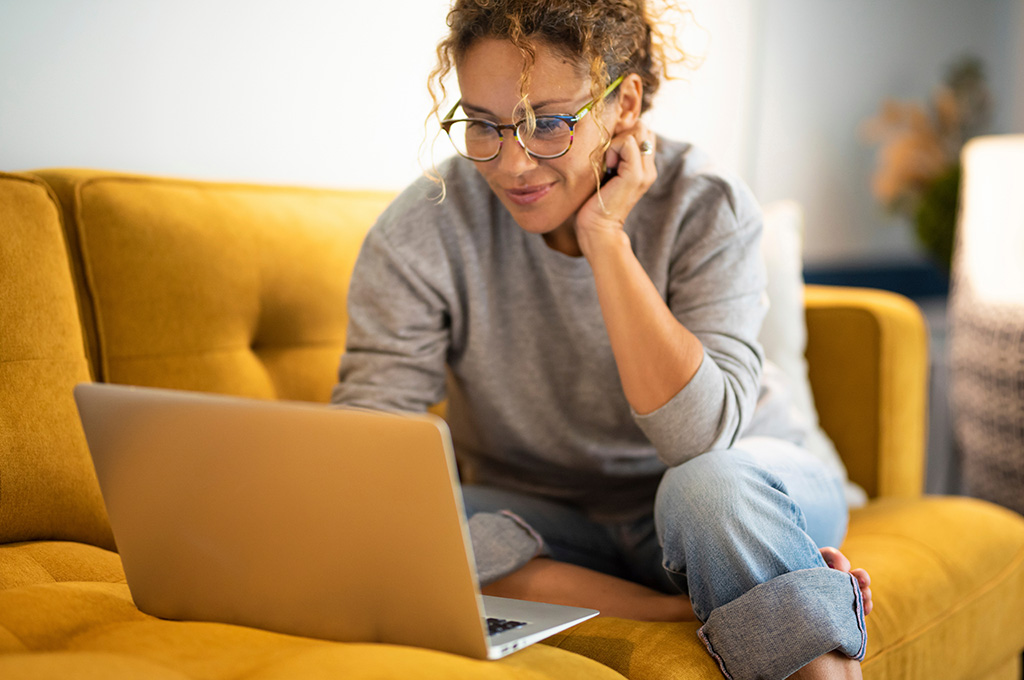 A woman veteran looking over financial assistance options