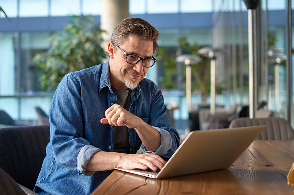 A veteran at work after looking up how much the average veteran makes