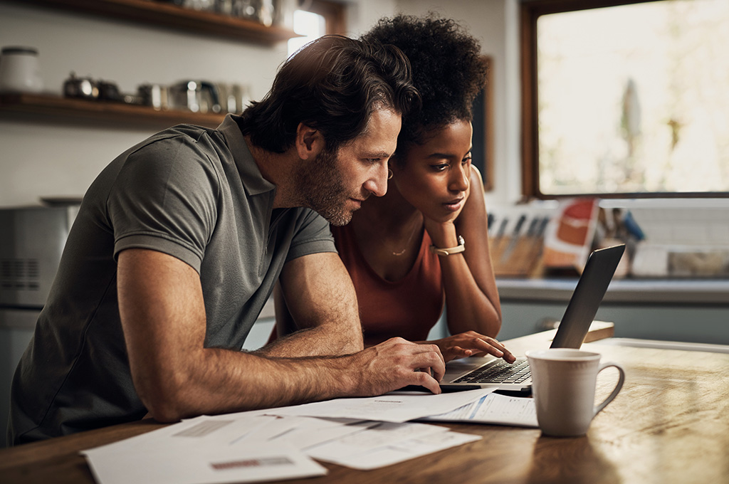 A veteran and his wife examine veteran benefits by state